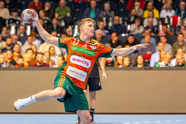 August Pedersen (TSV Hannover-Burgdorf, Nr. 17) (L-R), TSV Hannover-Burgdorf (orange) against IK Sävehof (black) (3. Matchday of Group Matches EHF European League 2025 2026) (11.11.2025, Swiss Life Hall (Hannover, GER), Copyright: xJanxGuentherx xTSVxHannover-Burgdorfx