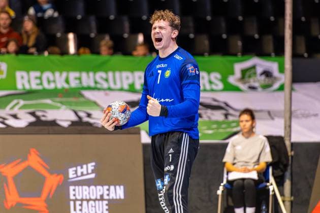 Oscar Sävinger (IK Sävehof, Nr. 1) (L-R), TSV Hannover-Burgdorf (orange) against IK Sävehof (black) (3. Matchday of Group Matches EHF European League 2025 2026) (11.11.2025, Swiss Life Hall (Hannover, GER), Copyright: xJanxGuentherx xTSVxHannover-Burgdorfx