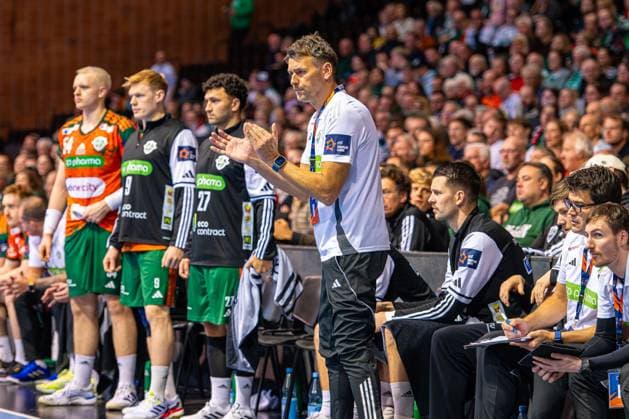 Christian Prokop (TSV Hannover-Burgdorf, Trainer) (L-R), TSV Hannover-Burgdorf (orange) against IK Sävehof (black) (3. Matchday of Group Matches EHF European League 2025 2026) (11.11.2025, Swiss Life Hall (Hannover, GER), Copyright: xJanxGuentherx xTSVxHannover-Burgdorfx