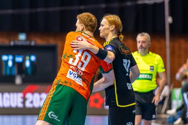 Lukas Stutzke (TSV Hannover-Burgdorf, Nr. 39) Truls Eirik Grotta (IK Sävehof, Nr. 90) (L-R), TSV Hannover-Burgdorf (orange) against IK Sävehof (black) (3. Matchday of Group Matches EHF European League 2025 2026) (11.11.2025, Swiss Life Hall (Hannover, GER), Copyright: xJanxGuentherx xTSVxHannover-Burgdorfx
