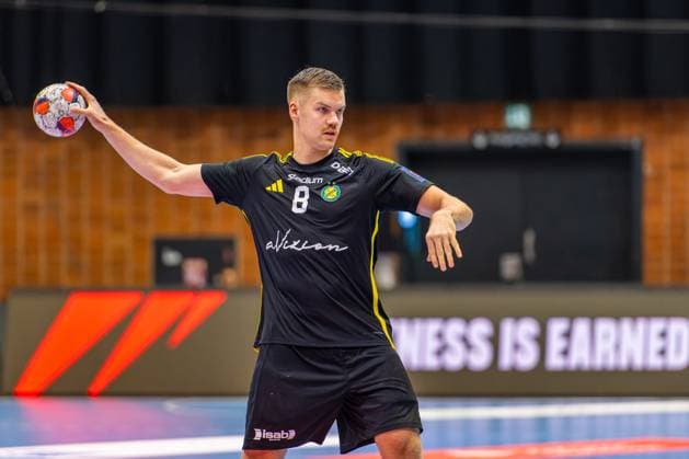 Birgir Steinn Jonsson (IK Sävehof, Nr. 8) (L-R), TSV Hannover-Burgdorf (orange) against IK Sävehof (black) (3. Matchday of Group Matches EHF European League 2025 2026) (11.11.2025, Swiss Life Hall (Hannover, GER), Copyright: xJanxGuentherx xTSVxHannover-Burgdorfx