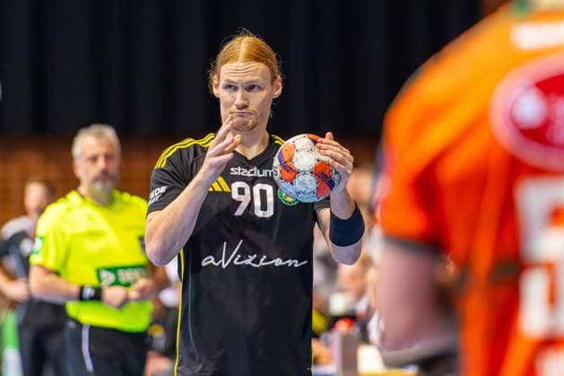 Truls Eirik Grotta (IK Sävehof, Nr. 90) (L-R), TSV Hannover-Burgdorf (orange) against IK Sävehof (black) (3. Matchday of Group Matches EHF European League 2025 2026) (11.11.2025, Swiss Life Hall (Hannover, GER), Copyright: xJanxGuentherx xTSVxHannover-Burgdorfx