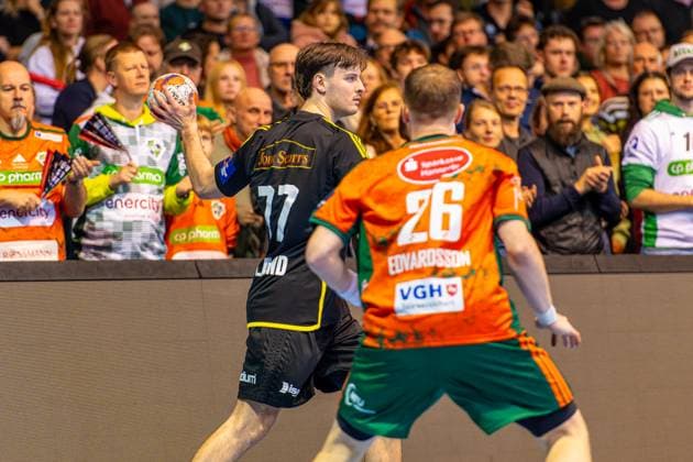 Jesper Roisland (IK Sävehof, Nr. 77) (L-R), TSV Hannover-Burgdorf (orange) against IK Sävehof (black) (3. Matchday of Group Matches EHF European League 2025 2026) (11.11.2025, Swiss Life Hall (Hannover, GER), Copyright: xJanxGuentherx xTSVxHannover-Burgdorfx
