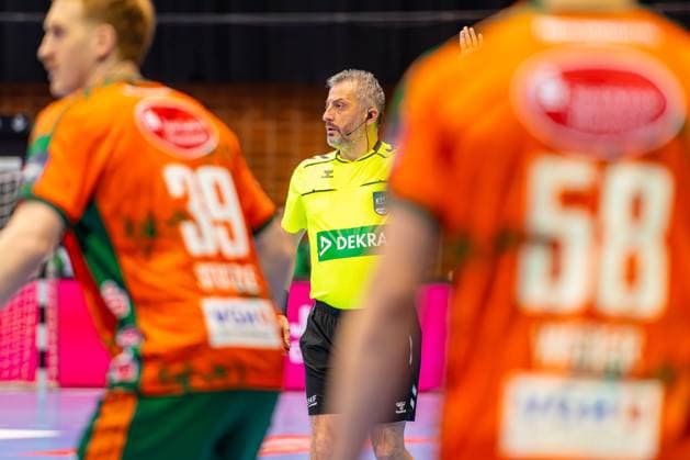 (L-R), TSV Hannover-Burgdorf (orange) against IK Sävehof (black) (3. Matchday of Group Matches EHF European League 2025 2026) (11.11.2025, Swiss Life Hall (Hannover, GER), Copyright: xJanxGuentherx xTSVxHannover-Burgdorfx