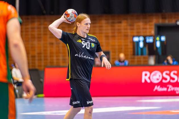Truls Eirik Grotta (IK Sävehof, Nr. 90) (L-R), TSV Hannover-Burgdorf (orange) against IK Sävehof (black) (3. Matchday of Group Matches EHF European League 2025 2026) (11.11.2025, Swiss Life Hall (Hannover, GER), Copyright: xJanxGuentherx xTSVxHannover-Burgdorfx