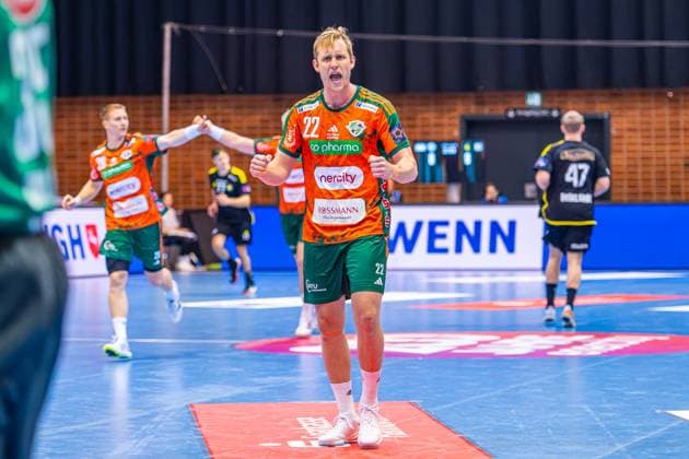 Marian Michalczik (TSV Hannover-Burgdorf, Nr. 22) (L-R), TSV Hannover-Burgdorf (orange) against IK Sävehof (black) (3. Matchday of Group Matches EHF European League 2025 2026) (11.11.2025, Swiss Life Hall (Hannover, GER), Copyright: xJanxGuentherx xTSVxHannover-Burgdorfx