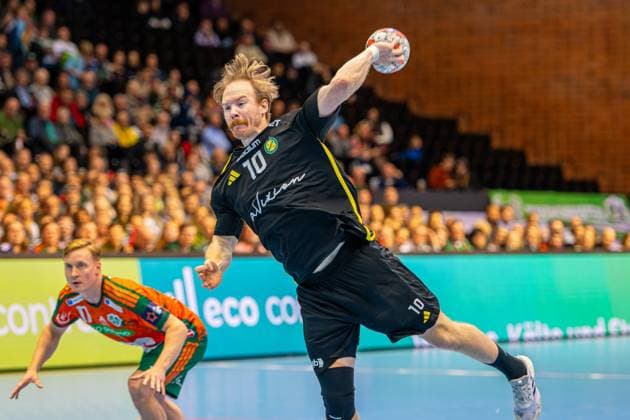 Magnus Persson (IK Sävehof, Nr. 10) (L-R), TSV Hannover-Burgdorf (orange) against IK Sävehof (black) (3. Matchday of Group Matches EHF European League 2025 2026) (11.11.2025, Swiss Life Hall (Hannover, GER), Copyright: xJanxGuentherx xTSVxHannover-Burgdorfx