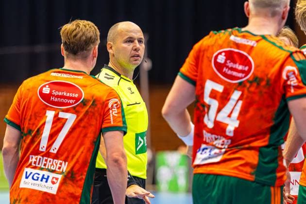 Miljan Vesovic (Referee) (L-R), TSV Hannover-Burgdorf (orange) against IK Sävehof (black) (3. Matchday of Group Matches EHF European League 2025 2026) (11.11.2025, Swiss Life Hall (Hannover, GER), Copyright: xJanxGuentherx xTSVxHannover-Burgdorfx