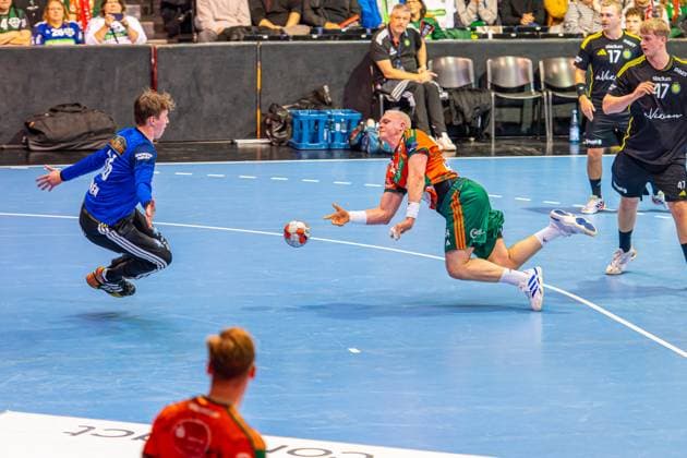 Arvid NorÃ n (IK Sävehof, Nr. 16) Justus Fischer (TSV Hannover-Burgdorf, Nr. 54) (L-R), TSV Hannover-Burgdorf (orange) against IK Sävehof (black) (3. Matchday of Group Matches EHF European League 2025 2026) (11.11.2025, Swiss Life Hall (Hannover, GER), Copyright: xJanxGuentherx xTSVxHannover-Burgdorfx
