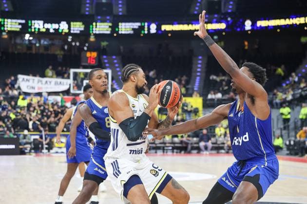Khem Birch (Fenerbahce Beko Istanbul, 92) mit Ball mit Lonnie Walker (Maccabi Rapyd Tel Aviv, 08) und Jaylen Hoard (Maccabi Rapyd Tel Aviv, 01), GER, Fenerbahce Beko Istanbul vs. Maccabi Rapyd Tel Aviv, Basketball, Euroleague, 10. Spieltag, Saison 2025 2026, 11.11.2025, GER, Fenerbahce Beko Istanbul vs. Maccabi Rapyd Tel Aviv, Basketball, Euroleague, 10. Spieltag, Saison 2025 2026, 11.11.2025 Muenchen Copyright: xEibner-Pressefoto JennixMaulx EP_JML