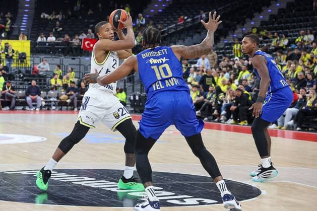 Devon Hall (Fenerbahce Beko Istanbul, 20) mit Ball mit OShae J. Brissett (Maccabi Rapyd Tel Aviv, 10), GER, Fenerbahce Beko Istanbul vs. Maccabi Rapyd Tel Aviv, Basketball, Euroleague, 10. Spieltag, Saison 2025 2026, 11.11.2025, GER, Fenerbahce Beko Istanbul vs. Maccabi Rapyd Tel Aviv, Basketball, Euroleague, 10. Spieltag, Saison 2025 2026, 11.11.2025 Muenchen Copyright: xEibner-Pressefoto JennixMaulx EP_JML