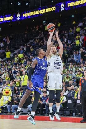 Nicolo Melli (Fenerbahce Beko Istanbul, 04) mit Lonnie Walker (Maccabi Rapyd Tel Aviv, 08), GER, Fenerbahce Beko Istanbul vs. Maccabi Rapyd Tel Aviv, Basketball, Euroleague, 10. Spieltag, Saison 2025 2026, 11.11.2025, GER, Fenerbahce Beko Istanbul vs. Maccabi Rapyd Tel Aviv, Basketball, Euroleague, 10. Spieltag, Saison 2025 2026, 11.11.2025 Muenchen Copyright: xEibner-Pressefoto JennixMaulx EP_JML