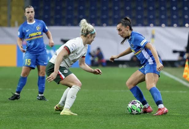 SOCCER - WCL, St.Poelten vs Chelsea SANKT POELTEN,AUSTRIA,11.NOV.25 - SOCCER - UEFA Women s Champions League, SKN Sankt Poelten vs Chelsea FC. Image shows Leila Peneau (St.Poelten), Ellie Carpenter (Chelsea) and Agathe Ollivier (St.Poelten).  GEPAxpictures xWalterxLuger