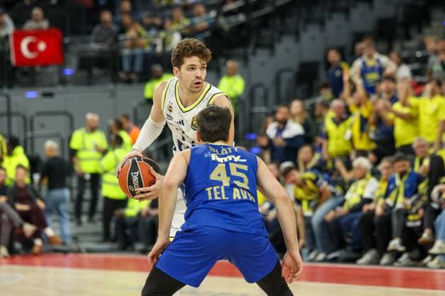 Tarik Biberovic (Fenerbahce Beko Istanbul, 13) mit Ball mit Tamir Blatt (Maccabi Rapyd Tel Aviv, 45), GER, Fenerbahce Beko Istanbul vs. Maccabi Rapyd Tel Aviv, Basketball, Euroleague, 10. Spieltag, Saison 2025 2026, 11.11.2025, GER, Fenerbahce Beko Istanbul vs. Maccabi Rapyd Tel Aviv, Basketball, Euroleague, 10. Spieltag, Saison 2025 2026, 11.11.2025 Muenchen Copyright: xEibner-Pressefoto JennixMaulx EP_JML