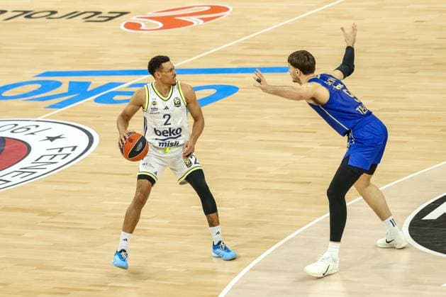 Wade Baldwin (Fenerbahce Beko Istanbul, 02) mit Ball mit Roman Sorkin (Maccabi Rapyd Tel Aviv, 09), GER, Fenerbahce Beko Istanbul vs. Maccabi Rapyd Tel Aviv, Basketball, Euroleague, 10. Spieltag, Saison 2025 2026, 11.11.2025, GER, Fenerbahce Beko Istanbul vs. Maccabi Rapyd Tel Aviv, Basketball, Euroleague, 10. Spieltag, Saison 2025 2026, 11.11.2025 Muenchen Copyright: xEibner-Pressefoto JennixMaulx EP_JML