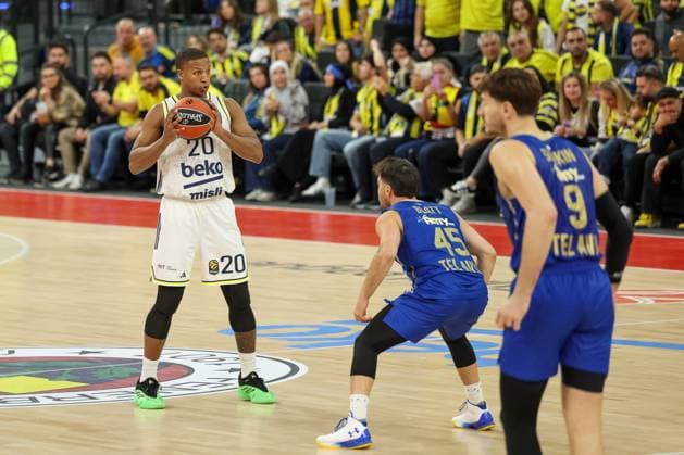 Devon Hall (Fenerbahce Beko Istanbul, 20) mit Ball mit Tamir Blatt (Maccabi Rapyd Tel Aviv, 45) und Roman Sorkin (Maccabi Rapyd Tel Aviv, 09), GER, Fenerbahce Beko Istanbul vs. Maccabi Rapyd Tel Aviv, Basketball, Euroleague, 10. Spieltag, Saison 2025 2026, 11.11.2025, GER, Fenerbahce Beko Istanbul vs. Maccabi Rapyd Tel Aviv, Basketball, Euroleague, 10. Spieltag, Saison 2025 2026, 11.11.2025 Muenchen Copyright: xEibner-Pressefoto JennixMaulx EP_JML