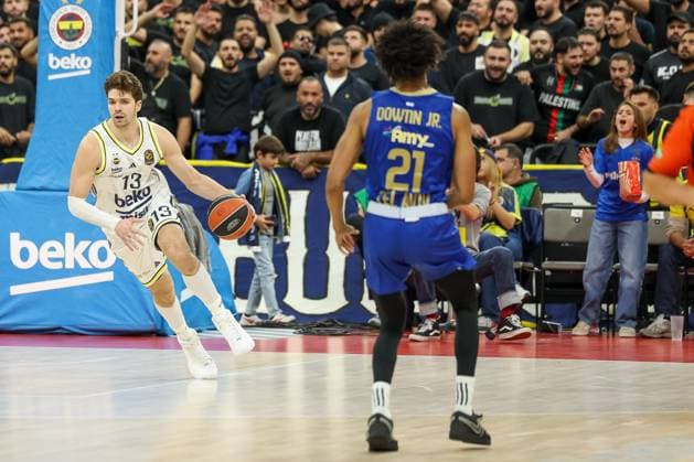 Tarik Biberovic (Fenerbahce Beko Istanbul, 13) mit Ball mit Jeffrey Dowtin (Maccabi Rapyd Tel Aviv, 21), GER, Fenerbahce Beko Istanbul vs. Maccabi Rapyd Tel Aviv, Basketball, Euroleague, 10. Spieltag, Saison 2025 2026, 11.11.2025, GER, Fenerbahce Beko Istanbul vs. Maccabi Rapyd Tel Aviv, Basketball, Euroleague, 10. Spieltag, Saison 2025 2026, 11.11.2025 Muenchen Copyright: xEibner-Pressefoto JennixMaulx EP_JML