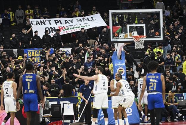 Fenerbahce Beko v Maccabi Rapyd Tel Aviv - EuroLeague MUNICH, GERMANY - NOVEMBER 11: Fans clash after a pro-Palestinian banner is displayed during the EuroLeague Week 10 basketball game between Fenerbahce Beko and Maccabi Rapyd Tel Aviv at BMW Park in Munich, Germany on November 11, 2025. Halil Sagirkaya Anadolu Munich Germany. Editorial use only. Please get in touch for any other usage.  Copyright: x2025xAnadoluxHalilxSagirkayax