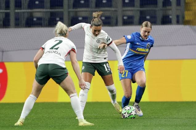 SOCCER - WCL, St.Poelten vs Chelsea SANKT POELTEN,AUSTRIA,11.NOV.25 - SOCCER - UEFA Women s Champions League, SKN Sankt Poelten vs Chelsea FC. Image shows Ellie Carpenter, Johanna Rytting Kaneryd (Chelsea) and Sarah Gutmann (St.Poelten).  GEPAxpictures xWalterxLuger
