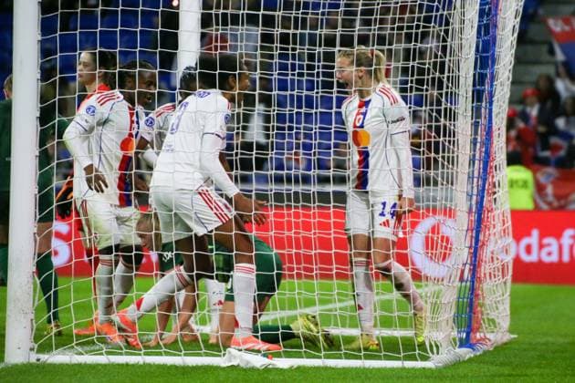 11.11.2025, xgrfx, Fussball UEFA WomenÂ s Champions League, OL Lyonnes - VfL Wolfsburg v.l. Tor, Ada Hegerberg (OL Lyonnes) (DFL DFB REGULATIONS PROHIBIT ANY USE OF PHOTOGRAPHS as IMAGE SEQUENCES and or QUASI-VIDEO) Lyon