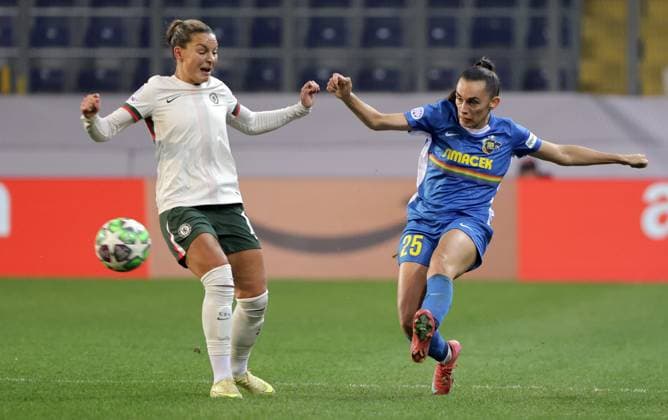 SOCCER - WCL, St.Poelten vs Chelsea SANKT POELTEN,AUSTRIA,11.NOV.25 - SOCCER - UEFA Women s Champions League, SKN Sankt Poelten vs Chelsea FC. Image shows Johanna Rytting Kaneryd (Chelsea) and Agathe Ollivier (St.Poelten).  GEPAxpictures xWalterxLuger