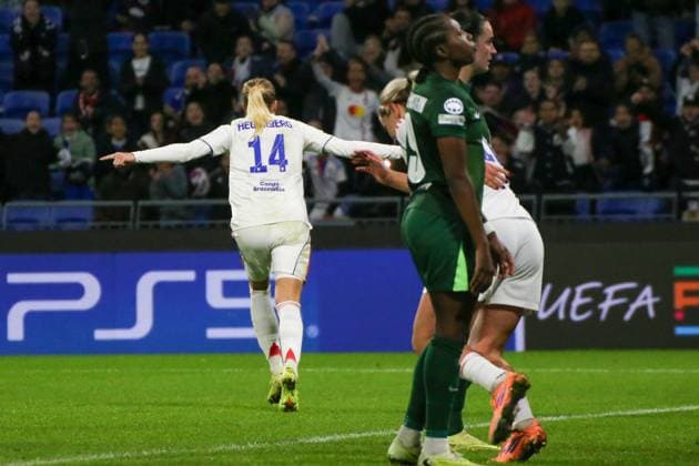 11.11.2025, xgrfx, Fussball UEFA WomenÂ s Champions League, OL Lyonnes - VfL Wolfsburg v.l. Tor, Ada Hegerberg (OL Lyonnes) (DFL DFB REGULATIONS PROHIBIT ANY USE OF PHOTOGRAPHS as IMAGE SEQUENCES and or QUASI-VIDEO) Lyon