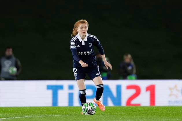UEFA Women s Champions League - Real Madrid vs Paris FC MADRID, SPAIN -November 11:Celina Ould Hocine of Paris FC in action during the UEFA Women s Champions League match between Real Madrid and Paris FC at Alfredo Di Stefano stadium in Madrid.(Photo by Guillermo Martinez f22photo) Madrid Alfredo Di Stefano Stadium Spain Copyright: xGuillermoxMartinezx
