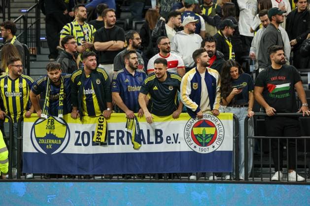 Der Fanclub Zollernalb e.V. von Fenerbahce Istanbul feiert den Sieg, GER, Fenerbahce Beko Istanbul vs. Maccabi Rapyd Tel Aviv, Basketball, Euroleague, 10. Spieltag, Saison 2025 2026, 11.11.2025, GER, Fenerbahce Beko Istanbul vs. Maccabi Rapyd Tel Aviv, Basketball, Euroleague, 10. Spieltag, Saison 2025 2026, 11.11.2025 Muenchen Copyright: xEibner-Pressefoto JennixMaulx EP_JML