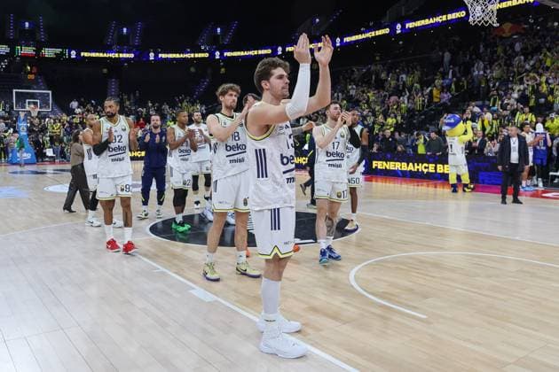 Die Mannschaft von Fenerbahce Istanbul feiert den Sieg, GER, Fenerbahce Beko Istanbul vs. Maccabi Rapyd Tel Aviv, Basketball, Euroleague, 10. Spieltag, Saison 2025 2026, 11.11.2025, GER, Fenerbahce Beko Istanbul vs. Maccabi Rapyd Tel Aviv, Basketball, Euroleague, 10. Spieltag, Saison 2025 2026, 11.11.2025 Muenchen Copyright: xEibner-Pressefoto JennixMaulx EP_JML
