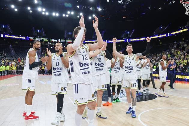 Die Mannschaft von Fenerbahce Istanbul feiert den Sieg, GER, Fenerbahce Beko Istanbul vs. Maccabi Rapyd Tel Aviv, Basketball, Euroleague, 10. Spieltag, Saison 2025 2026, 11.11.2025, GER, Fenerbahce Beko Istanbul vs. Maccabi Rapyd Tel Aviv, Basketball, Euroleague, 10. Spieltag, Saison 2025 2026, 11.11.2025 Muenchen Copyright: xEibner-Pressefoto JennixMaulx EP_JML