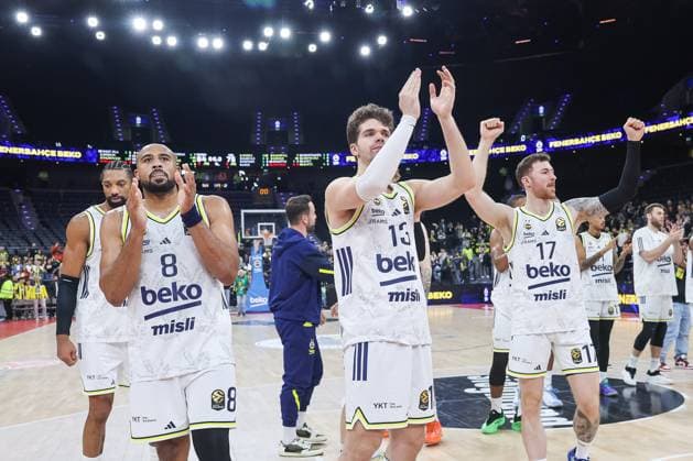 Die Mannschaft von Fenerbahce Istanbul feiert den Sieg, Talen Horton Tucker (Fenerbahce Beko Istanbul, 08) mit Tarik Biberovic (Fenerbahce Beko Istanbul, 13) und Onuralp Bitim (Fenerbahce Beko Istanbul, 17), GER, Fenerbahce Beko Istanbul vs. Maccabi Rapyd Tel Aviv, Basketball, Euroleague, 10. Spieltag, Saison 2025 2026, 11.11.2025, GER, Fenerbahce Beko Istanbul vs. Maccabi Rapyd Tel Aviv, Basketball, Euroleague, 10. Spieltag, Saison 2025 2026, 11.11.2025 Muenchen Copyright: xEibner-Pressefoto JennixMaulx EP_JML