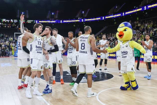 Die Mannschaft von Fenerbahce Istanbul feiert den Sieg, mit Maskottchen, GER, Fenerbahce Beko Istanbul vs. Maccabi Rapyd Tel Aviv, Basketball, Euroleague, 10. Spieltag, Saison 2025 2026, 11.11.2025, GER, Fenerbahce Beko Istanbul vs. Maccabi Rapyd Tel Aviv, Basketball, Euroleague, 10. Spieltag, Saison 2025 2026, 11.11.2025 Muenchen Copyright: xEibner-Pressefoto JennixMaulx EP_JML