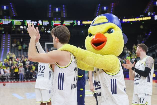 Das Maskottchen von Fenerbahce Istanbul feiert den Sieg mit Tarik Biberovic (Fenerbahce Beko Istanbul, 13), GER, Fenerbahce Beko Istanbul vs. Maccabi Rapyd Tel Aviv, Basketball, Euroleague, 10. Spieltag, Saison 2025 2026, 11.11.2025, GER, Fenerbahce Beko Istanbul vs. Maccabi Rapyd Tel Aviv, Basketball, Euroleague, 10. Spieltag, Saison 2025 2026, 11.11.2025 Muenchen Copyright: xEibner-Pressefoto JennixMaulx EP_JML