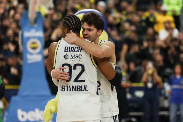 Khem Birch (Fenerbahce Beko Istanbul, 92) und Tarik Biberovic (Fenerbahce Beko Istanbul, 13) feiern den Sieg, GER, Fenerbahce Beko Istanbul vs. Maccabi Rapyd Tel Aviv, Basketball, Euroleague, 10. Spieltag, Saison 2025 2026, 11.11.2025, GER, Fenerbahce Beko Istanbul vs. Maccabi Rapyd Tel Aviv, Basketball, Euroleague, 10. Spieltag, Saison 2025 2026, 11.11.2025 Muenchen Copyright: xEibner-Pressefoto JennixMaulx EP_JML