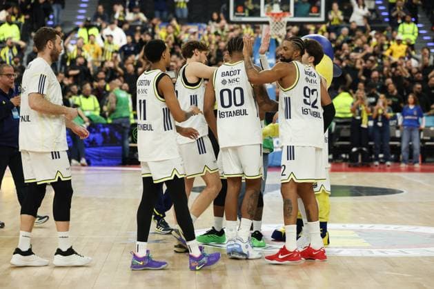 Die Mannschaft von Fenerbahce Istanbul feiert den Sieg, GER, Fenerbahce Beko Istanbul vs. Maccabi Rapyd Tel Aviv, Basketball, Euroleague, 10. Spieltag, Saison 2025 2026, 11.11.2025, GER, Fenerbahce Beko Istanbul vs. Maccabi Rapyd Tel Aviv, Basketball, Euroleague, 10. Spieltag, Saison 2025 2026, 11.11.2025 Muenchen Copyright: xEibner-Pressefoto JennixMaulx EP_JML
