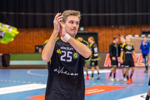Malte Celander (IK Sävehof, Nr. 25) (L-R), TSV Hannover-Burgdorf (orange) against IK Sävehof (black) (3. Matchday of Group Matches EHF European League 2025 2026) (11.11.2025, Swiss Life Hall (Hannover, GER), Copyright: xJanxGuentherx xTSVxHannover-Burgdorfx