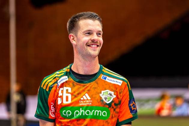 Hannes Feise (TSV Hannover-Burgdorf, Nr. 56) (L-R), TSV Hannover-Burgdorf (orange) against IK Sävehof (black) (3. Matchday of Group Matches EHF European League 2025 2026) (11.11.2025, Swiss Life Hall (Hannover, GER), Copyright: xJanxGuentherx xTSVxHannover-Burgdorfx