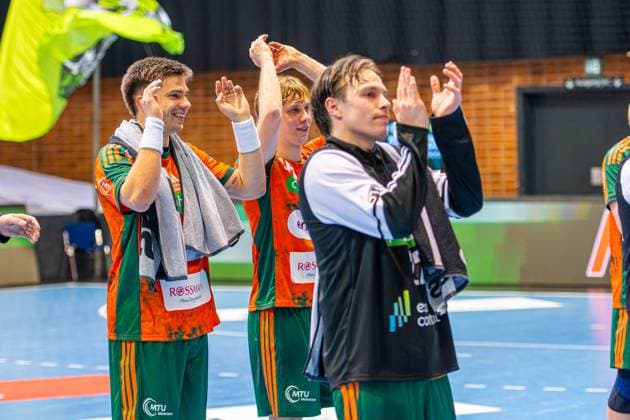 Renars Uscins (TSV Hannover-Burgdorf, Nr. 10) Bela Wellmann (TSV Hannover-Burgdorf, Nr. 86) (L-R), TSV Hannover-Burgdorf (orange) against IK Sävehof (black) (3. Matchday of Group Matches EHF European League 2025 2026) (11.11.2025, Swiss Life Hall (Hannover, GER), Copyright: xJanxGuentherx xTSVxHannover-Burgdorfx