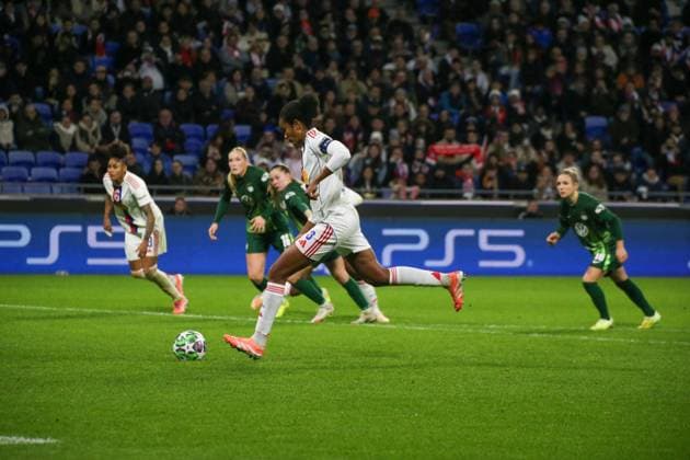 11.11.2025, xgrfx, Fussball UEFA WomenÂ s Champions League, OL Lyonnes - VfL Wolfsburg v.l. Tor, Wendie Renard (OL Lyonnes) (DFL DFB REGULATIONS PROHIBIT ANY USE OF PHOTOGRAPHS as IMAGE SEQUENCES and or QUASI-VIDEO) Lyon