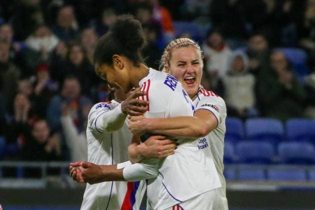 11.11.2025, xgrfx, Fussball UEFA WomenÂ s Champions League, OL Lyonnes - VfL Wolfsburg v.l. Tor, Wendie Renard (OL Lyonnes) (DFL DFB REGULATIONS PROHIBIT ANY USE OF PHOTOGRAPHS as IMAGE SEQUENCES and or QUASI-VIDEO) Lyon