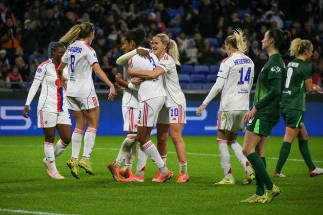 11.11.2025, xgrfx, Fussball UEFA WomenÂ s Champions League, OL Lyonnes - VfL Wolfsburg v.l. Tor, Wendie Renard (OL Lyonnes) (DFL DFB REGULATIONS PROHIBIT ANY USE OF PHOTOGRAPHS as IMAGE SEQUENCES and or QUASI-VIDEO) Lyon