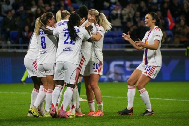 11.11.2025, xgrfx, Fussball UEFA WomenÂ s Champions League, OL Lyonnes - VfL Wolfsburg v.l. Tor, Wendie Renard (OL Lyonnes) (DFL DFB REGULATIONS PROHIBIT ANY USE OF PHOTOGRAPHS as IMAGE SEQUENCES and or QUASI-VIDEO) Lyon