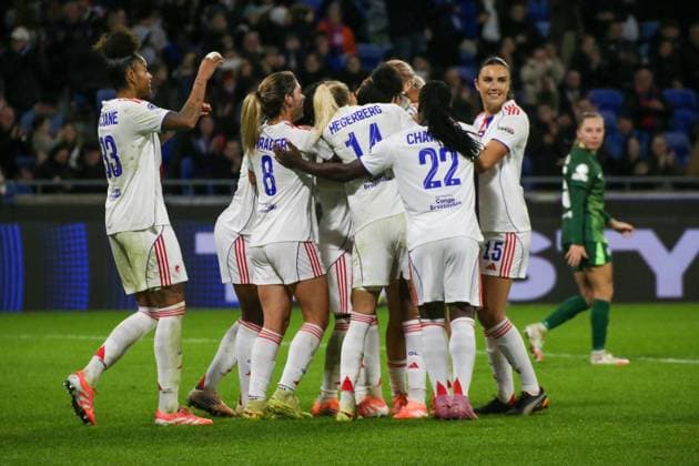 11.11.2025, xgrfx, Fussball UEFA WomenÂ s Champions League, OL Lyonnes - VfL Wolfsburg v.l. Tor, Wendie Renard (OL Lyonnes) (DFL DFB REGULATIONS PROHIBIT ANY USE OF PHOTOGRAPHS as IMAGE SEQUENCES and or QUASI-VIDEO) Lyon