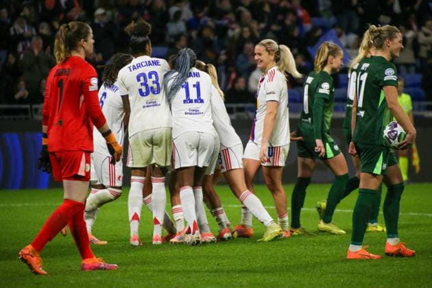 11.11.2025, xgrfx, Fussball UEFA WomenÂ s Champions League, OL Lyonnes - VfL Wolfsburg v.l. Tor, Wendie Renard (OL Lyonnes) (DFL DFB REGULATIONS PROHIBIT ANY USE OF PHOTOGRAPHS as IMAGE SEQUENCES and or QUASI-VIDEO) Lyon
