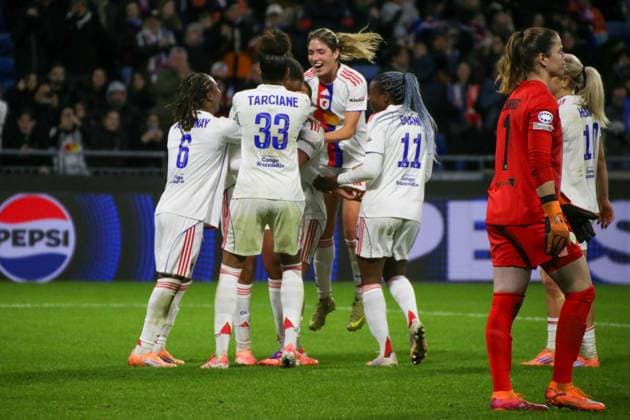 11.11.2025, xgrfx, Fussball UEFA WomenÂ s Champions League, OL Lyonnes - VfL Wolfsburg v.l. Tor, Wendie Renard (OL Lyonnes) (DFL DFB REGULATIONS PROHIBIT ANY USE OF PHOTOGRAPHS as IMAGE SEQUENCES and or QUASI-VIDEO) Lyon