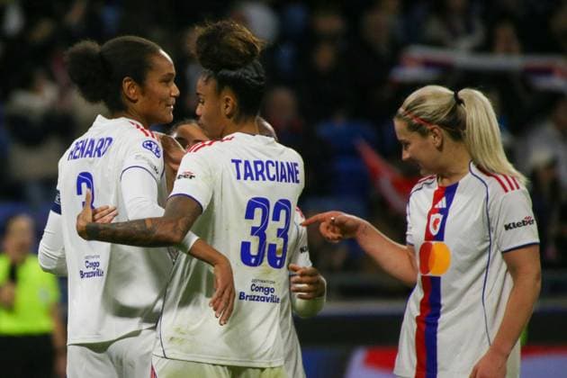 11.11.2025, xgrfx, Fussball UEFA WomenÂ s Champions League, OL Lyonnes - VfL Wolfsburg v.l. Tor, Wendie Renard (OL Lyonnes) (DFL DFB REGULATIONS PROHIBIT ANY USE OF PHOTOGRAPHS as IMAGE SEQUENCES and or QUASI-VIDEO) Lyon