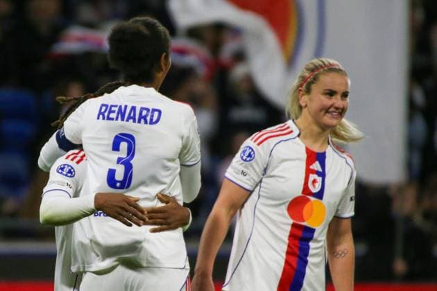 11.11.2025, xgrfx, Fussball UEFA WomenÂ s Champions League, OL Lyonnes - VfL Wolfsburg v.l. Tor, Wendie Renard (OL Lyonnes) (DFL DFB REGULATIONS PROHIBIT ANY USE OF PHOTOGRAPHS as IMAGE SEQUENCES and or QUASI-VIDEO) Lyon