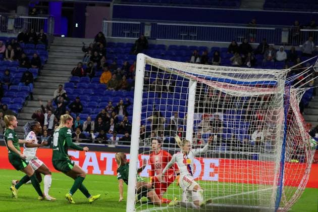 Lyon, Frankreich 11. November 2025: Champions League - Frauen - 2025 2026 - OL Lyonnes vs. VfL Wolfsburg Im Bild: Torschützin Ada Hegerberg (OL), rechts im Bild, macht das Tor zum 1:0 für OL Lyonnes Groupama Stadium Copyright: xFotostandx xFantinix
