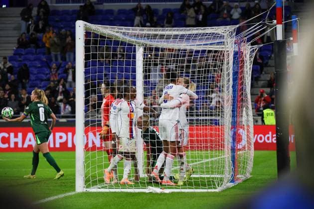 Lyon, Frankreich 11. November 2025: Champions League - Frauen - 2025 2026 - OL Lyonnes vs. VfL Wolfsburg Im Bild: Torschützin Ada Hegerberg (OL), rechts im Bild, macht das Tor zum 1:0 für OL Lyonnes und jubelt mit Wendie Renard (OL) Groupama Stadium Copyright: xFotostandx xFantinix