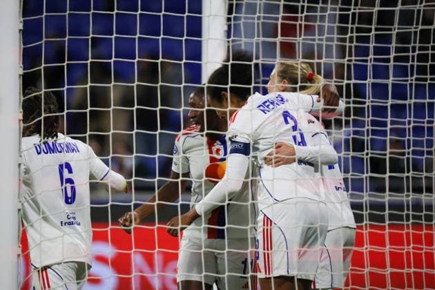 Lyon, Frankreich 11. November 2025: Champions League - Frauen - 2025 2026 - OL Lyonnes vs. VfL Wolfsburg Im Bild: Torschützin Ada Hegerberg (OL) macht das Tor zum 1:0 für OL Lyonnes und jubelt mit Kadidiatou Diani (OL) und Wendie Renard (OL) Groupama Stadium Copyright: xFotostandx xFantinix